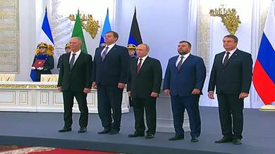 الرئيس الروسي فلاديمير بوتين مع زعماء مناطق زابوروجيا وخيرسون ودونيتسك ولوجانسك في الكرملين بعد توقيع اتفاقيات الانضمام إلى الاتحاد الروسي